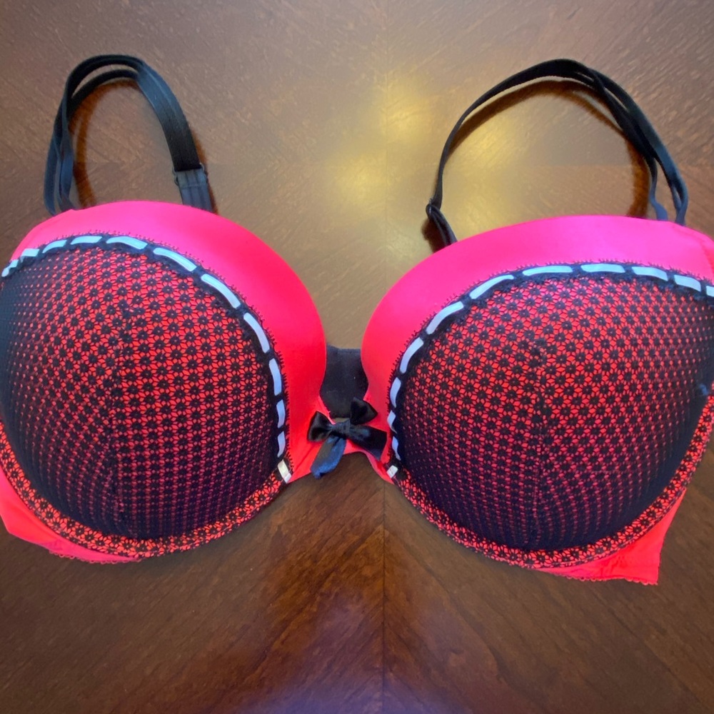 Vibrant pink with black lace VS Bra!!